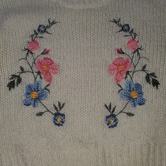 𝅺White sweater with embroidered flower design NEW small - Picture 4 of 6